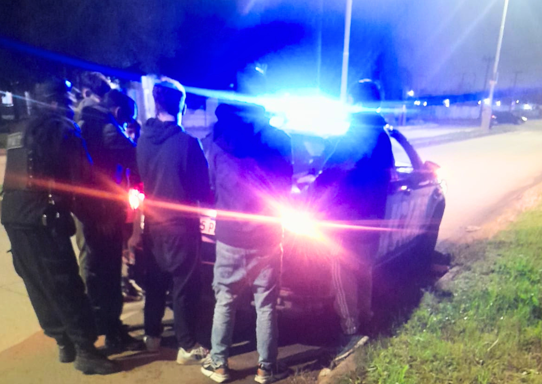 Despliegue policial en Fray Luis Beltrán: un operativo de control nocturno terminó con 11 demorados y vehículos remitidos