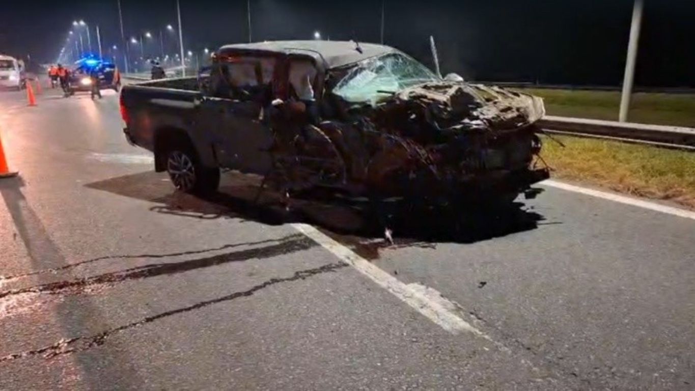 Brutal choque en la autopista Rosario-Córdoba: una camioneta se incrustó contra un camión estacionado