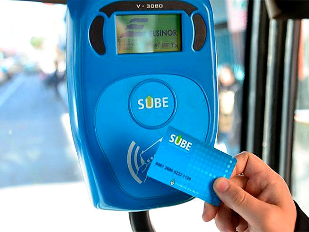 Tarjeta SUBE utilizada por una persona con discapacidad para acceder al transporte gratuito