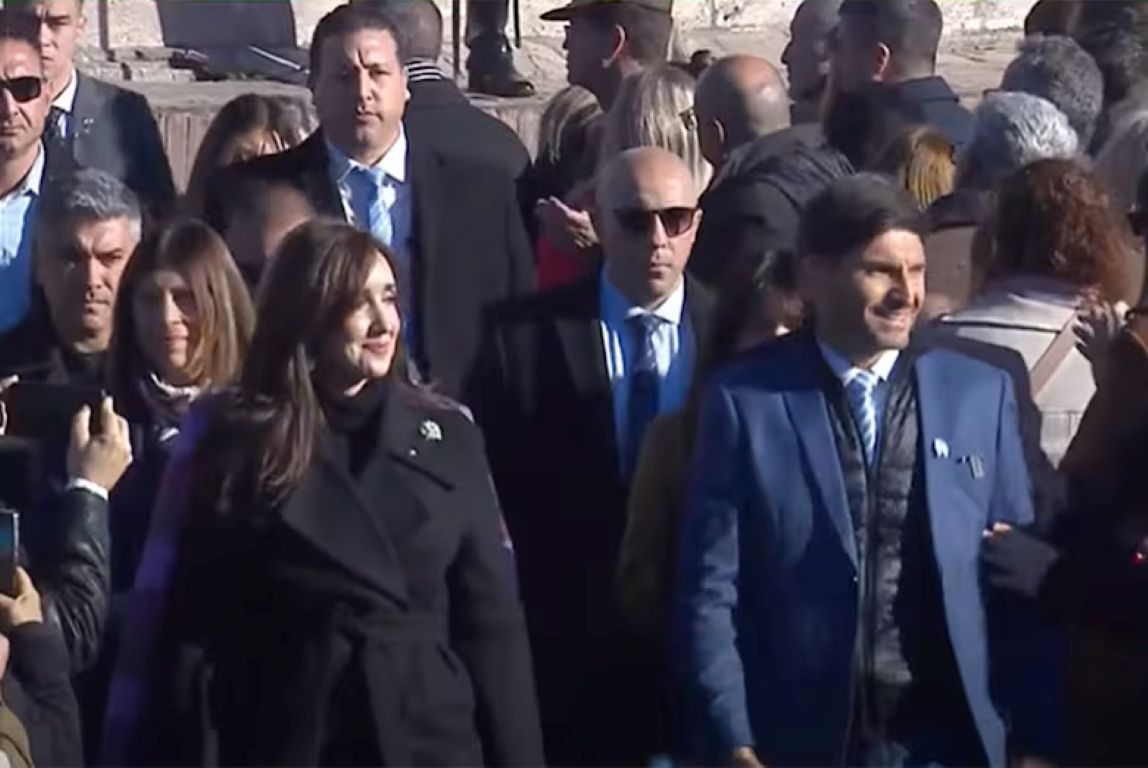 Villarruel desafió al Gobierno, fue a Rosario por su cuenta y cruzó a Adorni: "Lo suyo está totalmente de más"
