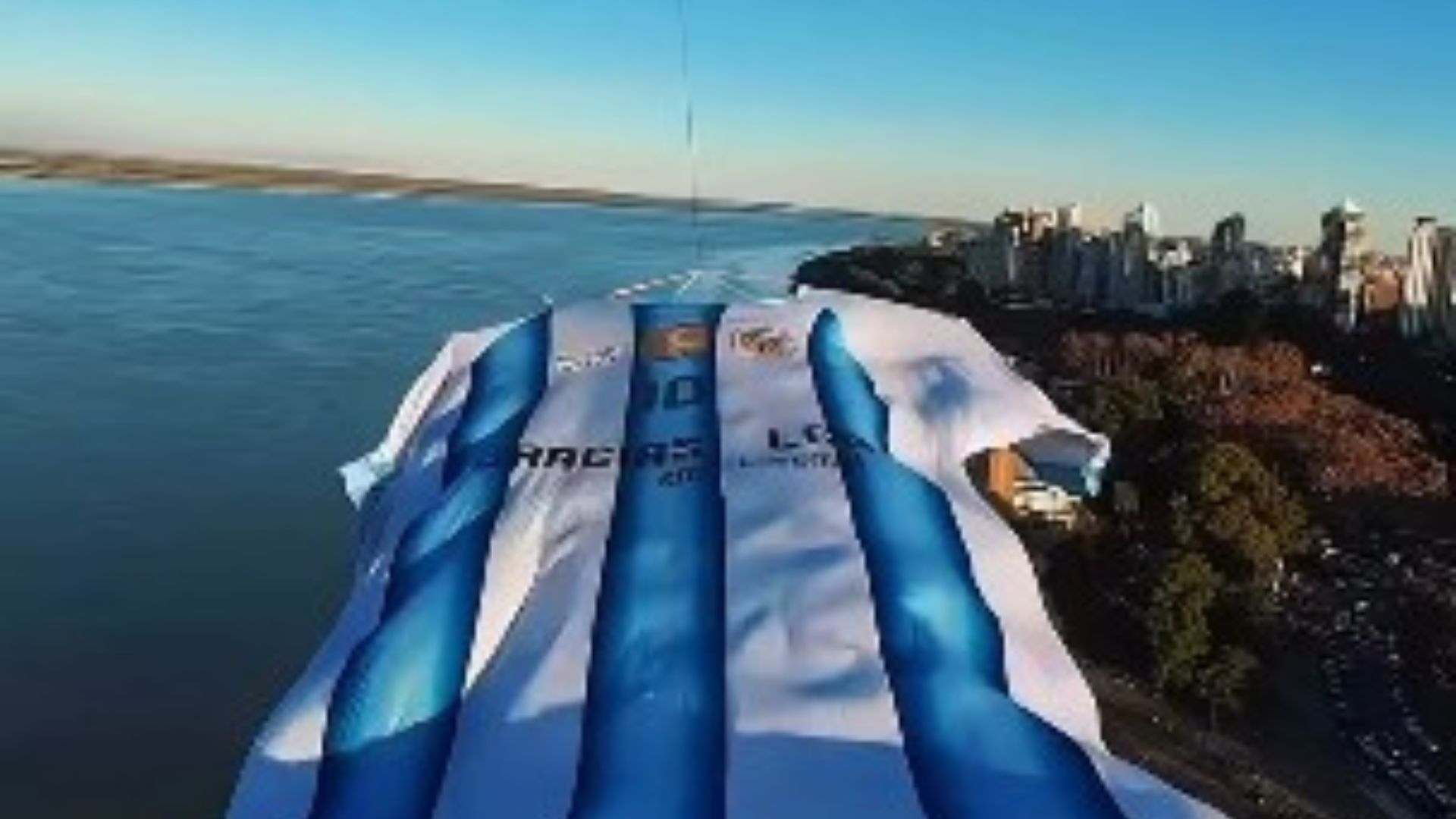 Una camiseta gigante de Messi y confeccionada en Serodino sobrevoló Rosario