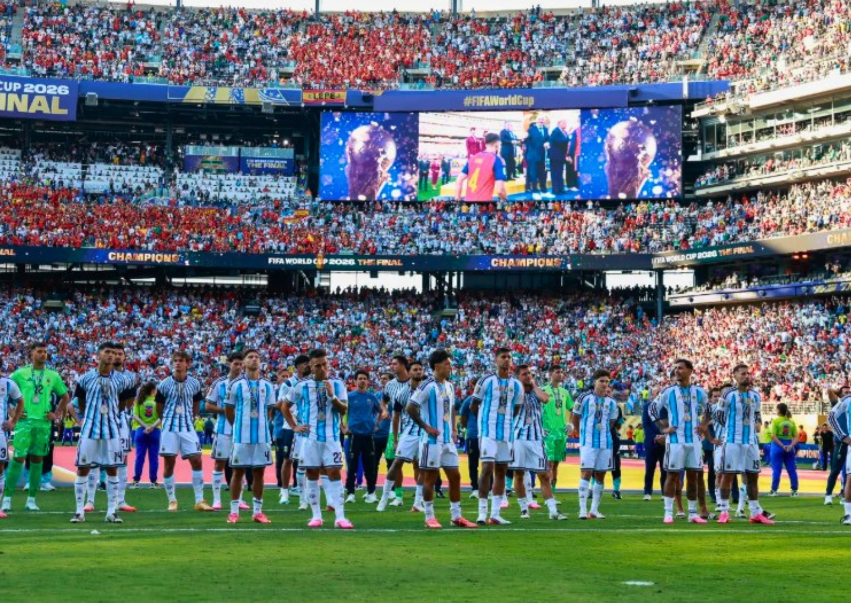 Jugadores de España celebran el título tras vencer a Argentina en la final del Mundial 2026.