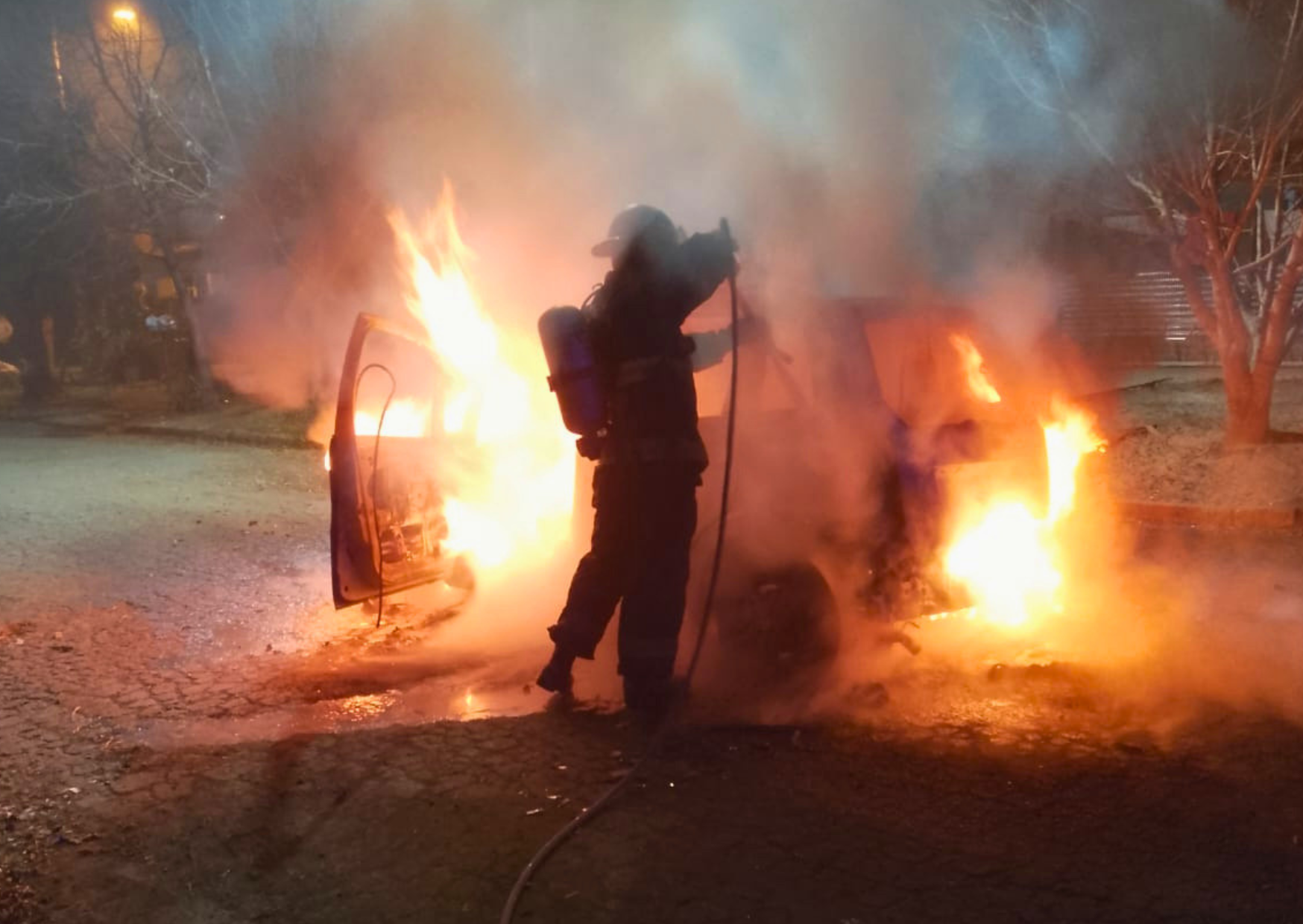 Puerto San Martín: un incendio destruyó por completo un automóvil Fiat Idea