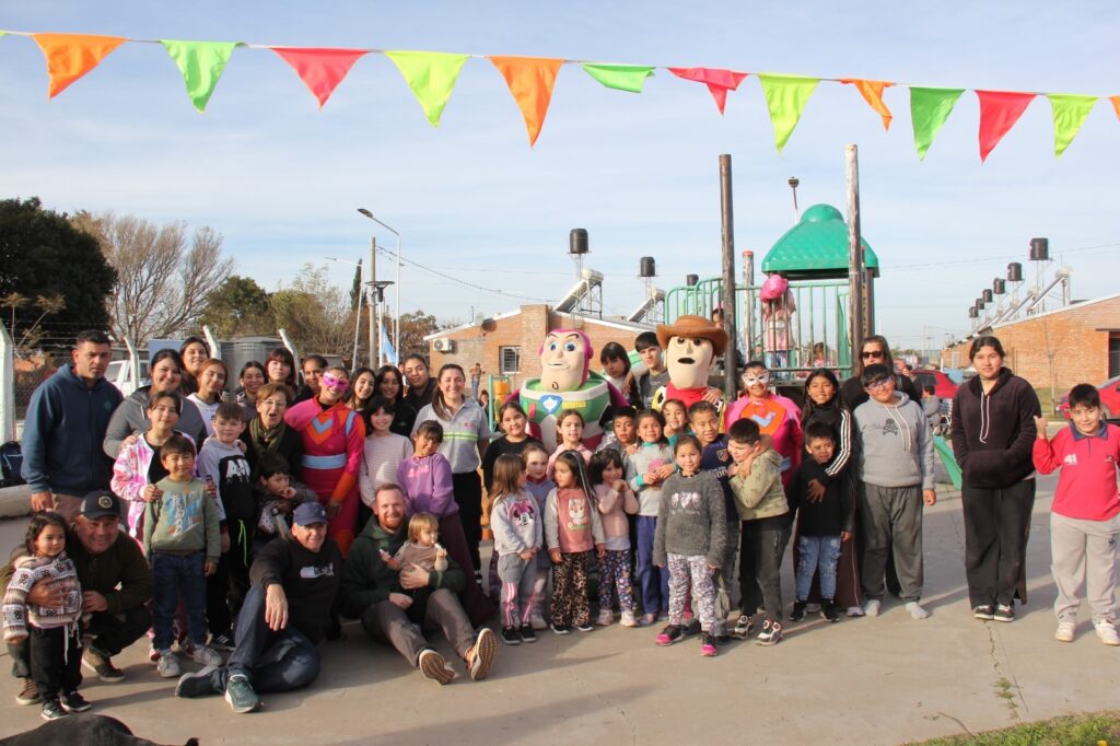 Niños y familias disfrutan de las vacaciones de invierno en Timbúes durante una jornada recreativa organizada por la Comuna.