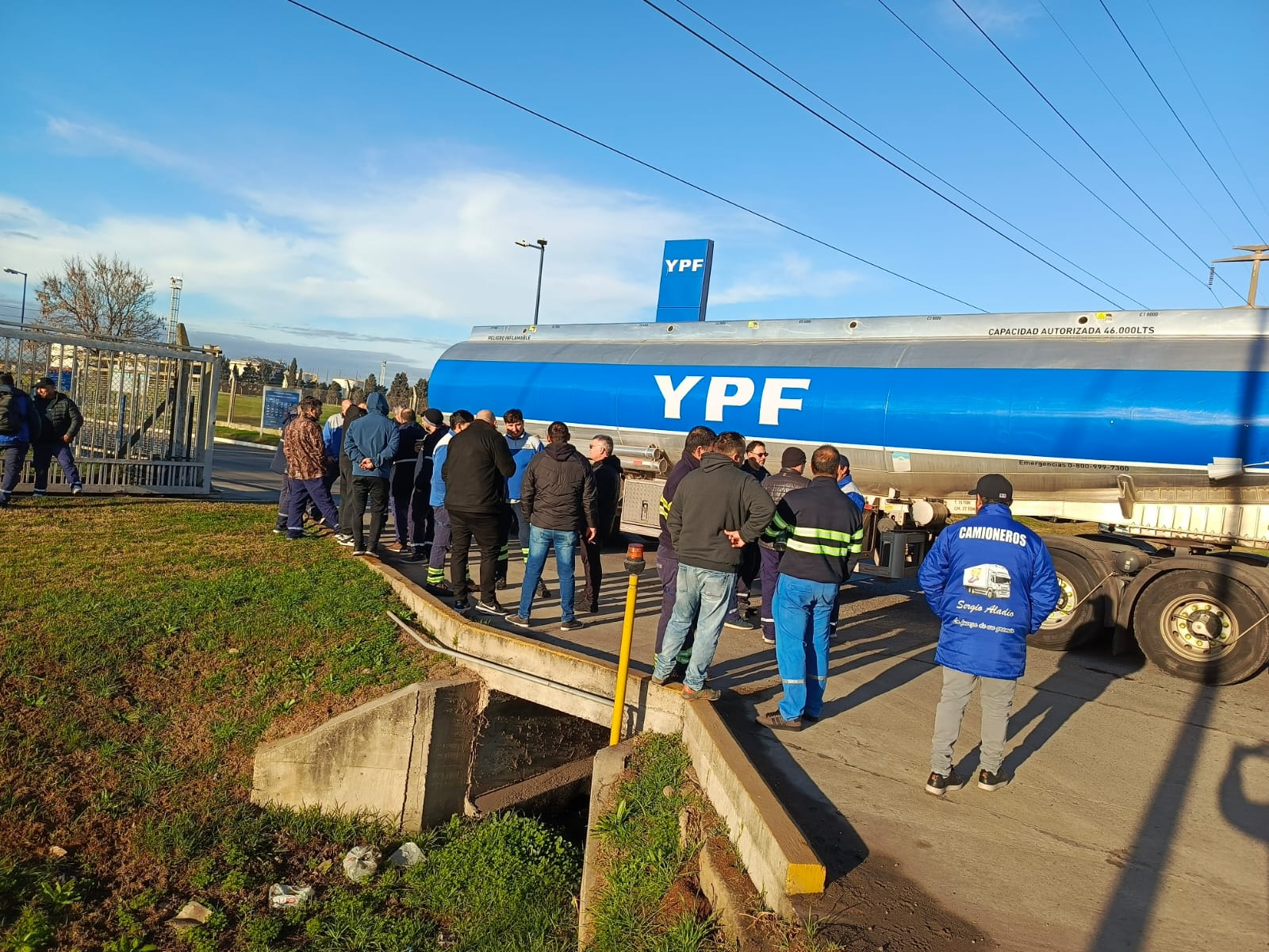 Sindicato de Camioneros en alerta por cambio de contratistas en YPF que podría dejar 70 choferes sin trabajo