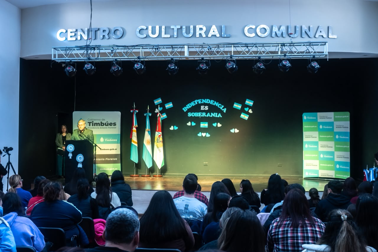 Acto por la Independencia en Timbúes con autoridades y escuelas.
