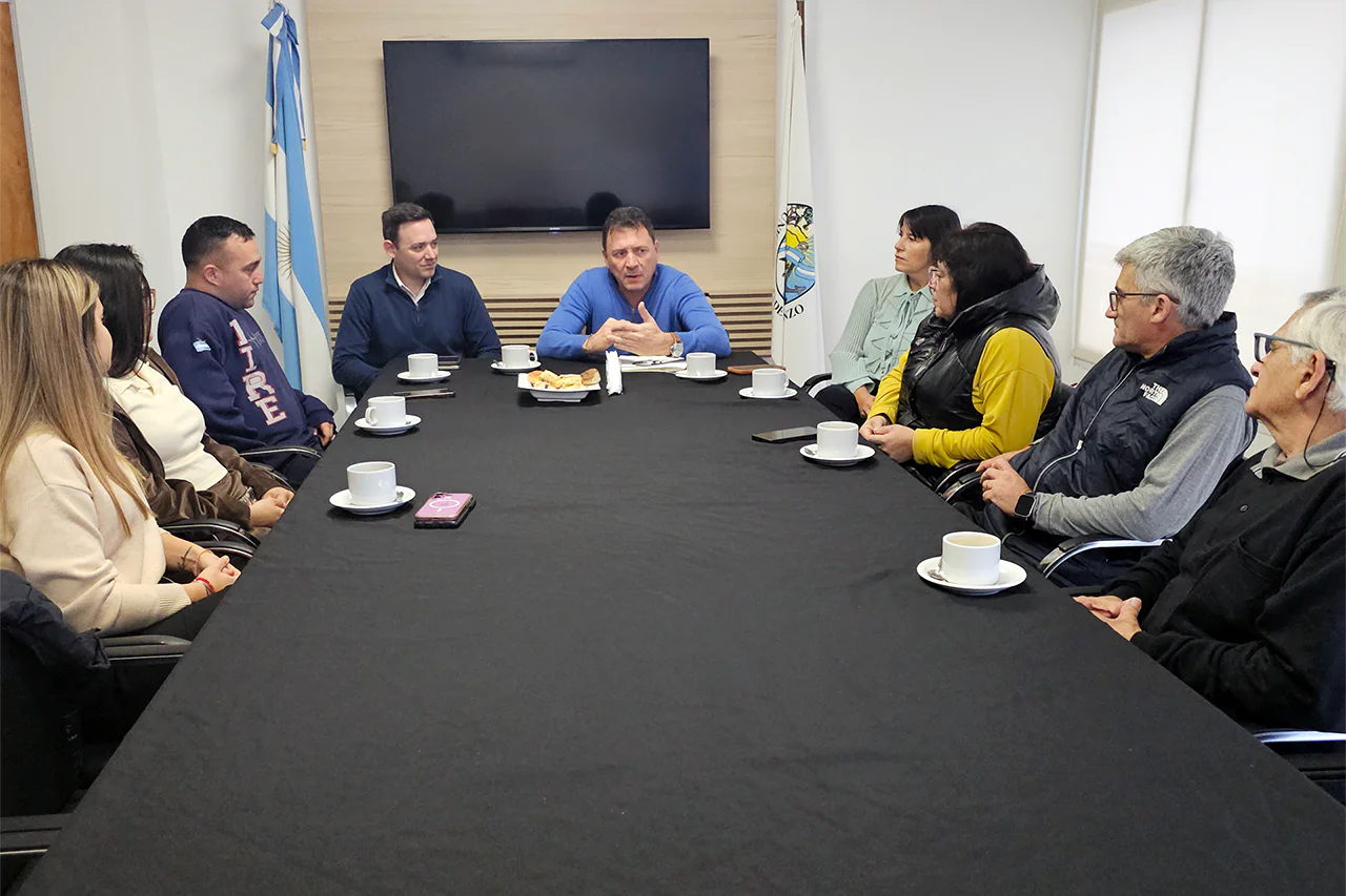 Iván Arcuri recibe la distinción de Ciudadano Destacado de San Lorenzo por su labor como bombero voluntario en una misión internacional.
