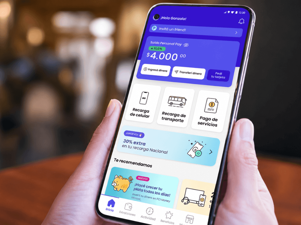Billeteras digitales en un teléfono celular para pagar en un comercio de Argentina.