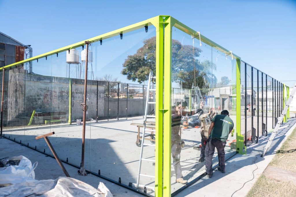 Inicio de las obras de la cancha de pádel en el Club Sarmiento de Timbúes.