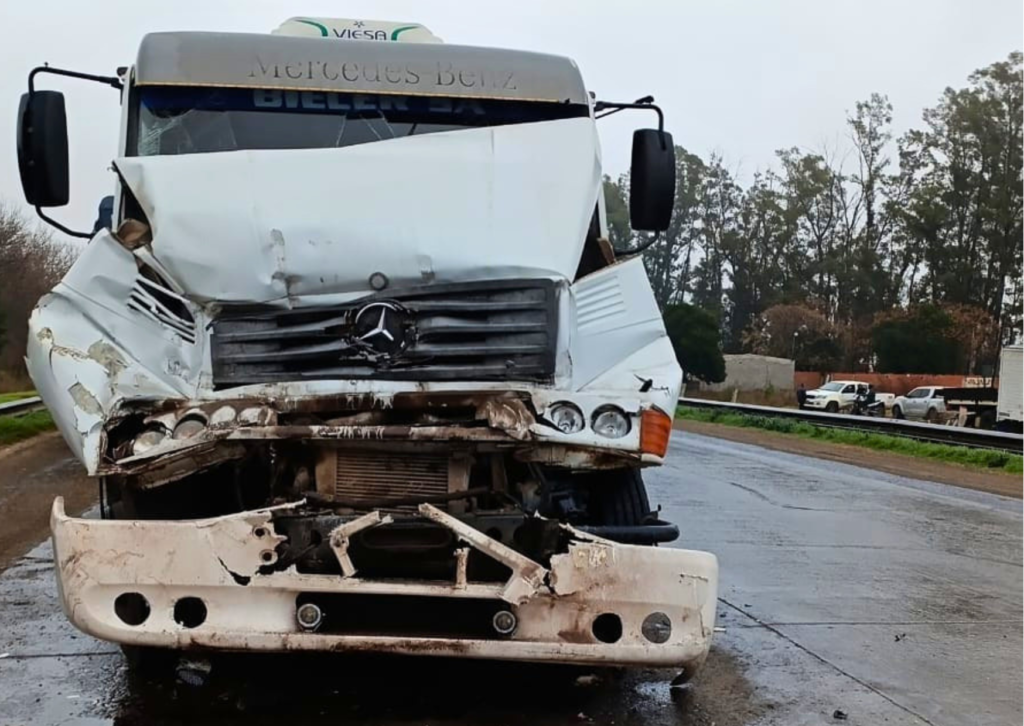 Tres camiones protagonizaron un choque en la A012 y la ruta 34, en Ricardone, donde se derramó una carga de soja.