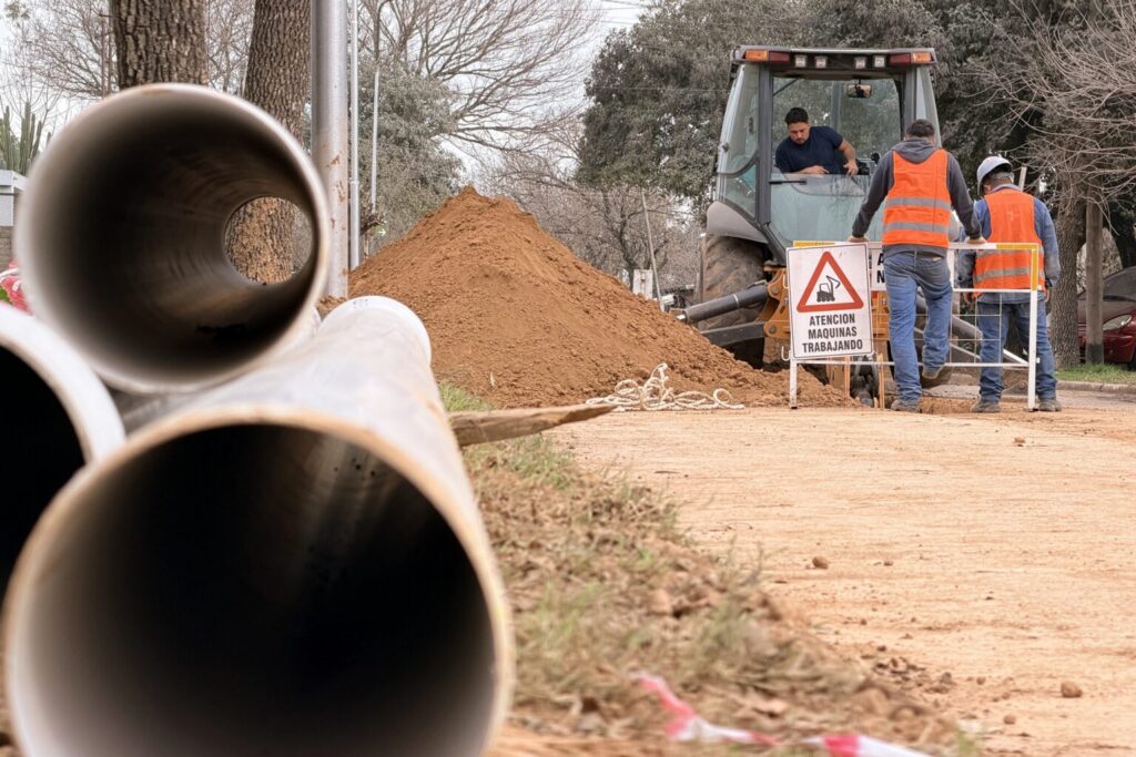 Trabajos de instalación de cañerías para la red de cloacas en barrio Bouchard, San Lorenzo.