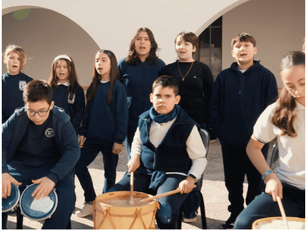 Alumnos del Colegio San Carlos de San Lorenzo interpretan un video musical por el 9 de Julio.