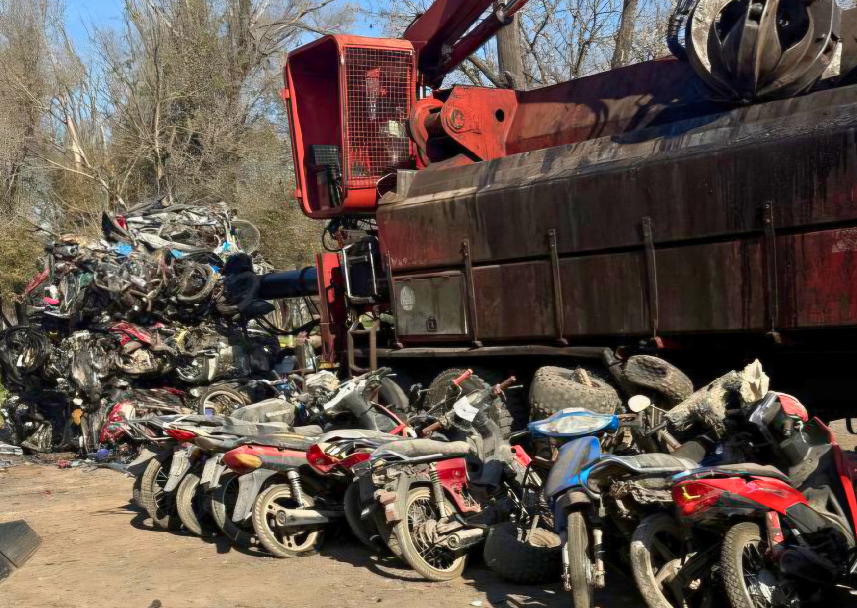 Compactación de motos realizada en Puerto General San Martín sobre vehículos secuestrados.