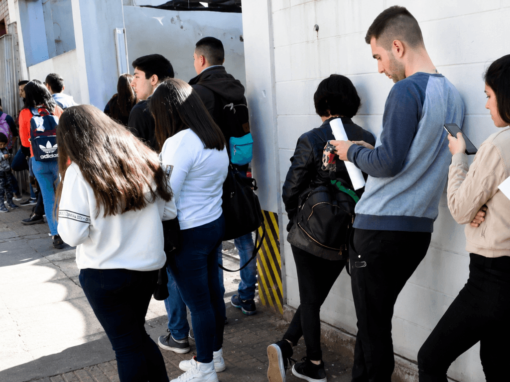 Personas esperan para buscar trabajo en una nota sobre el empleo formal en Argentina.