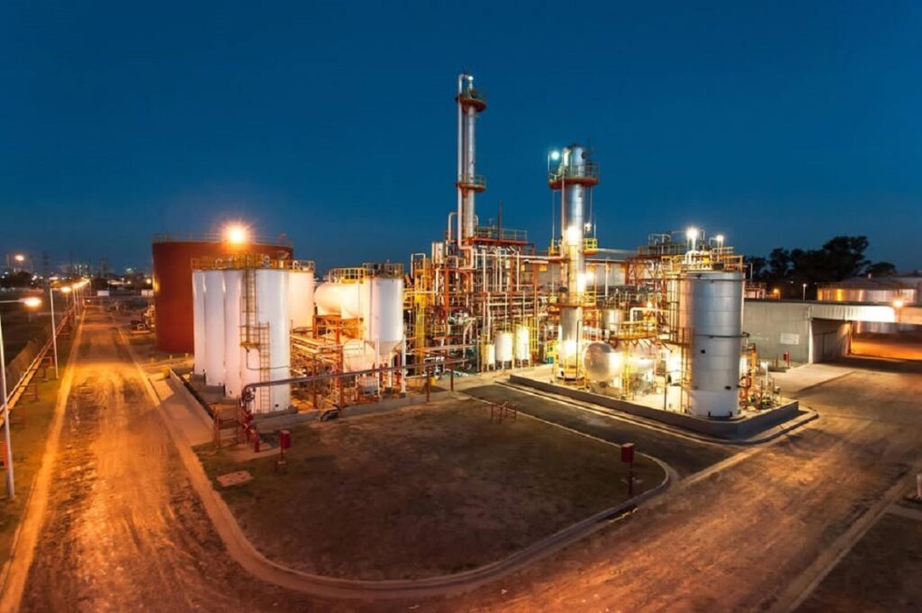 Trabajadores de Explora realizan un paro en la planta de Puerto General San Martín tras el despido de dos operarios.