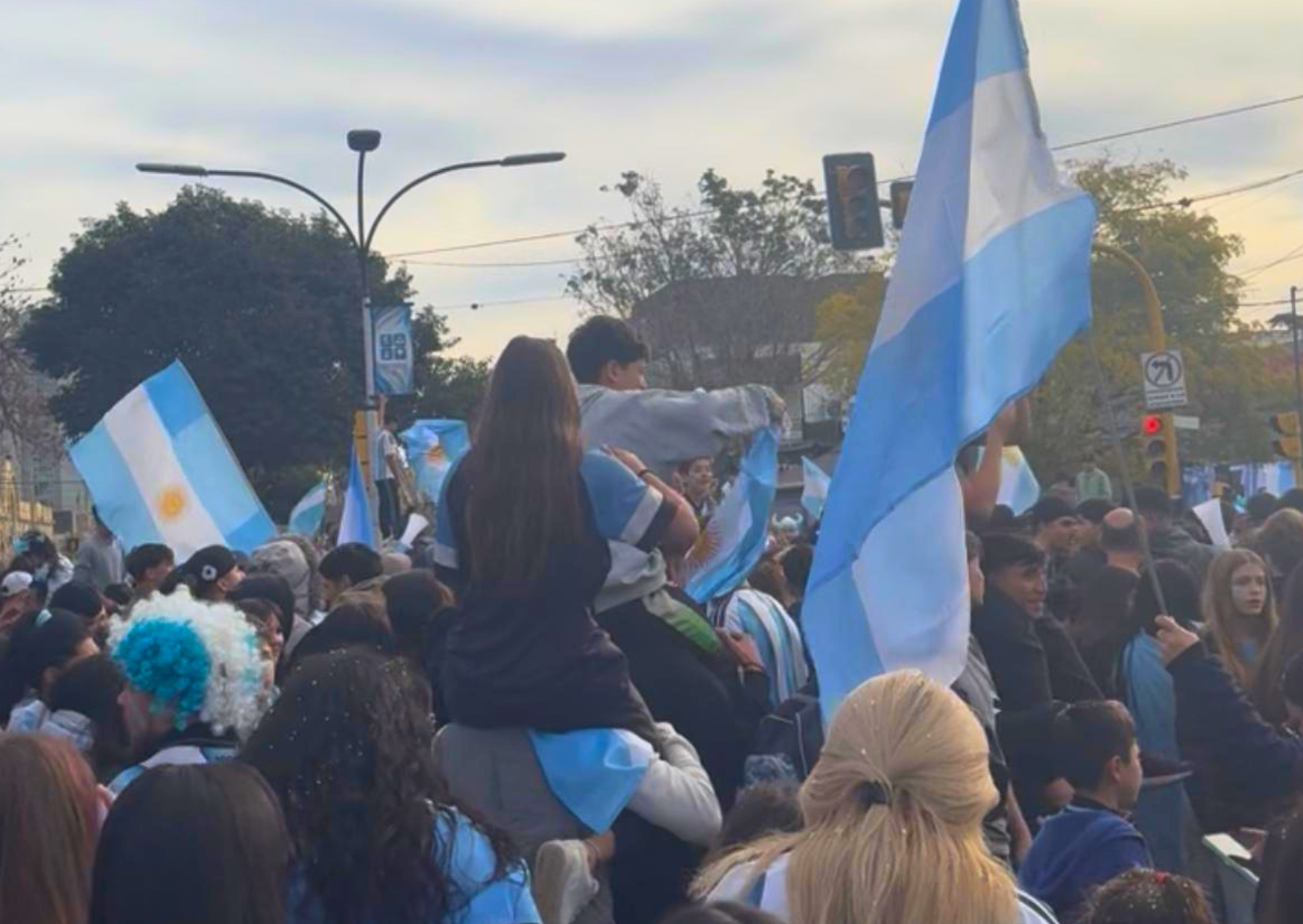 Comercios de San Lorenzo modifican sus horarios por el partido de Argentina.