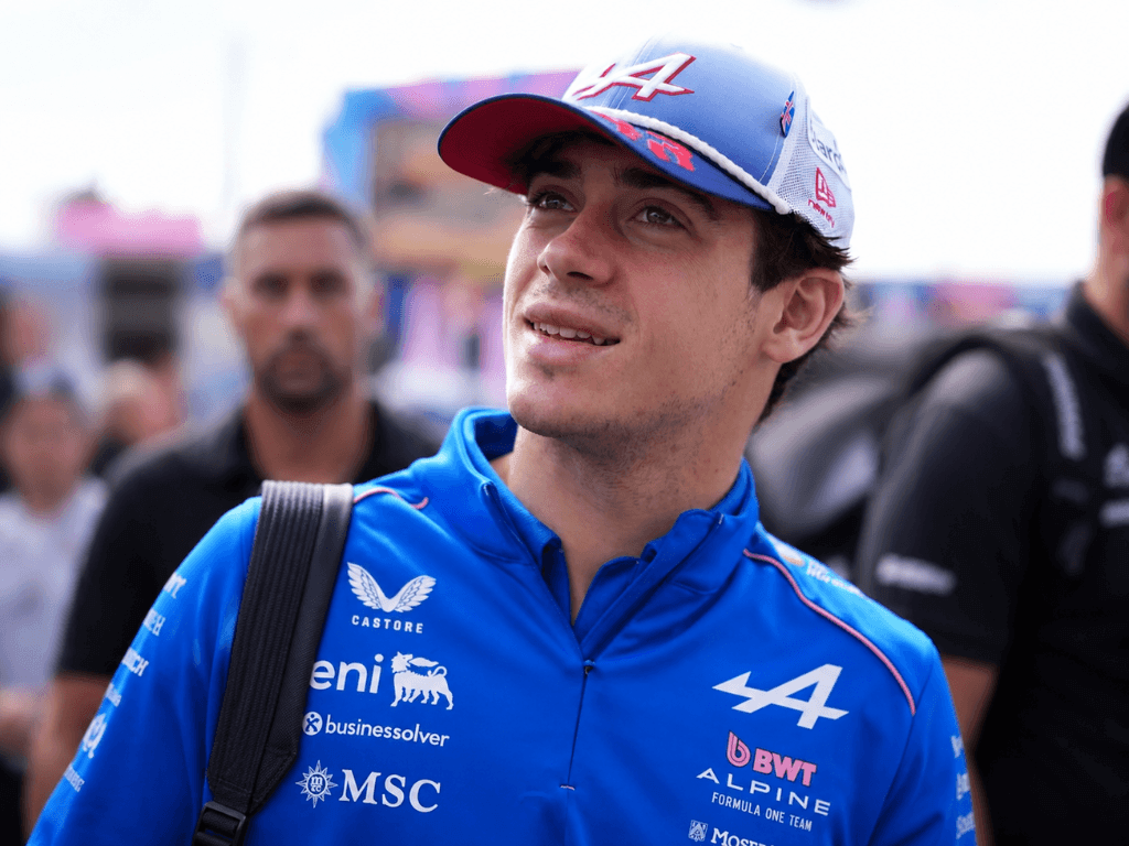 Franco Colapinto con el equipo Alpine antes del GP de Hungría, donde se confirmó el reemplazo de Colapinto en la primera práctica.