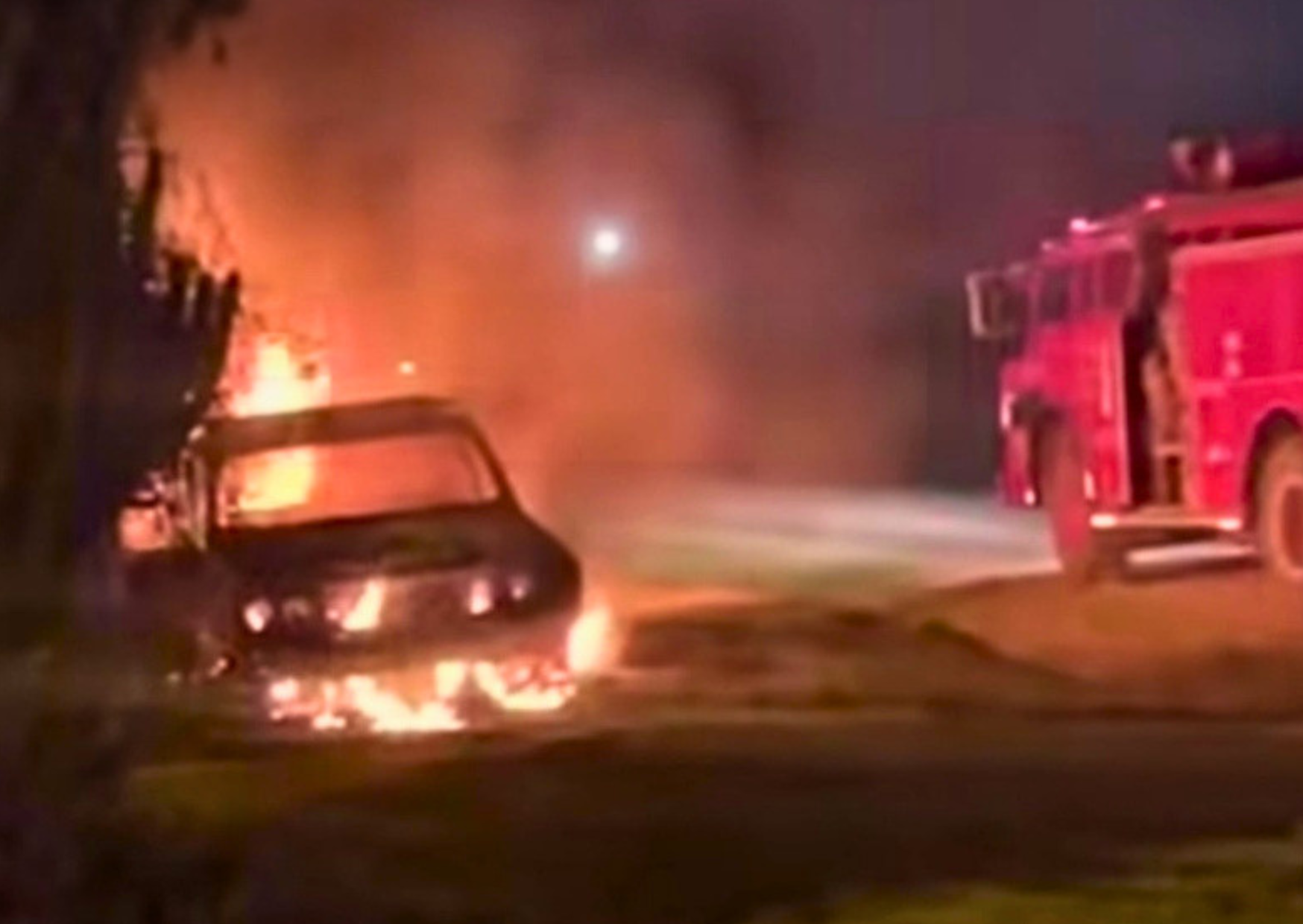 Auto incendiado tras una violenta pelea ocurrida en Puerto Gaboto.