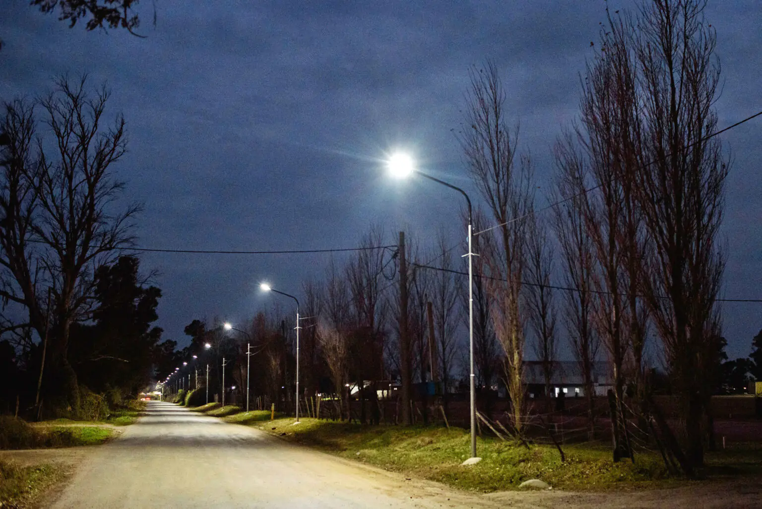 Más infraestructura para la zona oeste: iluminaron el acceso al nuevo campus educativo sobre calle San Juan