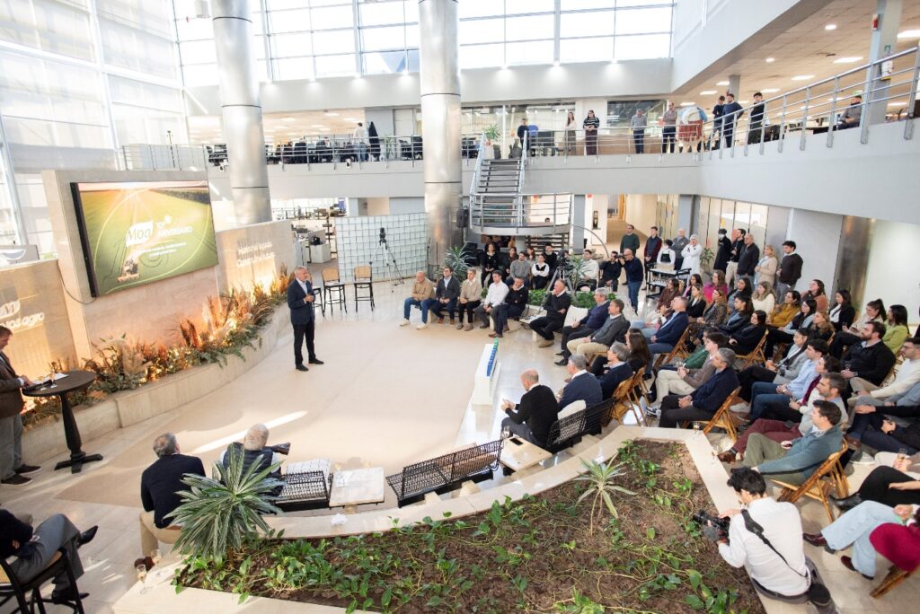 Autoridades y colaboradores durante el acto por los 10 años de Molinos Agro.