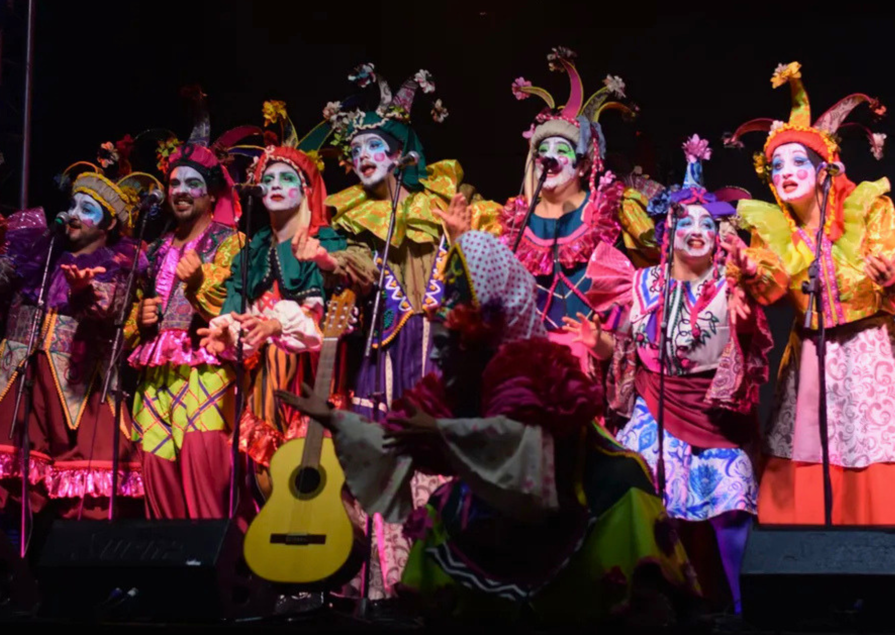 Integrantes de Los Vecinos Re Contentos durante una presentación de la murga, que actuará en el Teatro Aldo Braga de San Lorenzo.