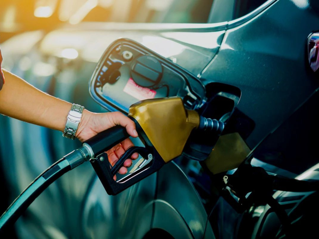 Persona carga combustible en una estación de servicio tras la suba del petróleo, que podría impactar en el precio de los combustibles en Argentina.