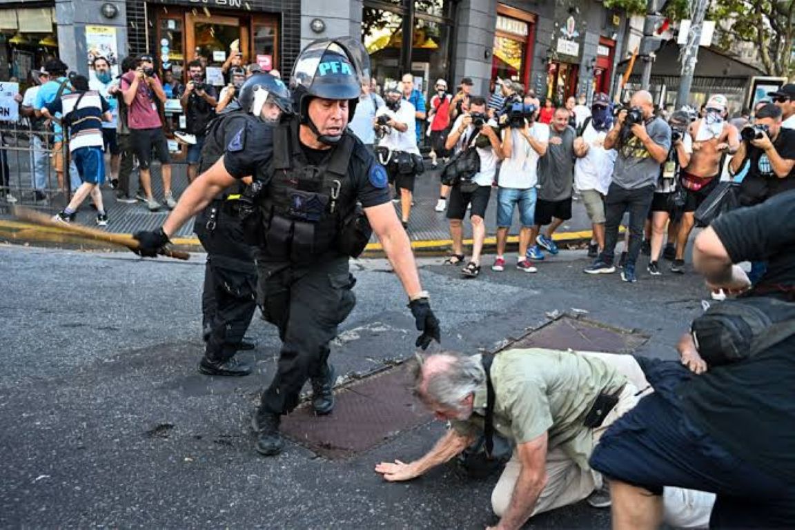 Efectivos federales durante un operativo por las marchas de jubilados frente al Congreso en 2025.