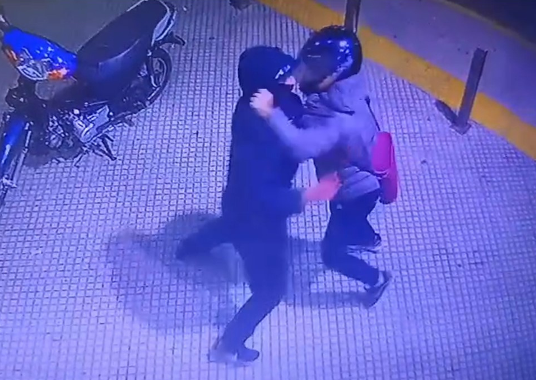 Violenta emboscada en Puerto San Martín: se trenzó a golpes con motochorros para evitar que le robaran el rodado