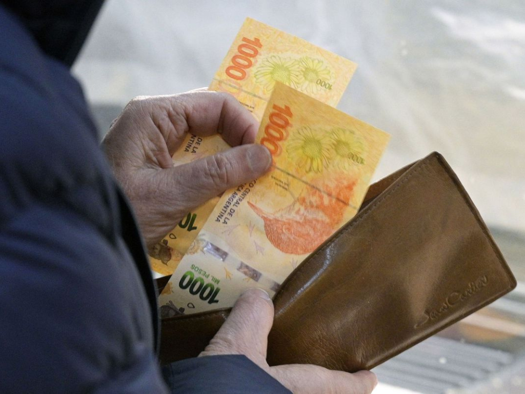 Los salarios en Argentina continúan perdiendo poder adquisitivo frente a la inflación, según un relevamiento nacional.