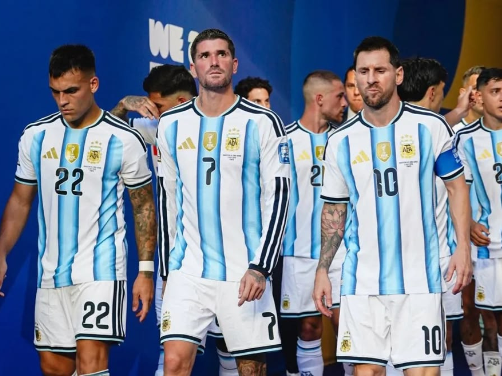 La Selección argentina con la camiseta titular que utilizará en la final del Mundial ante España.