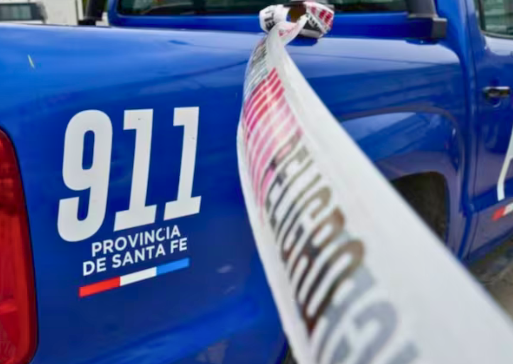Patrulleros y personal del SIES trabajan en el lugar donde una mujer murió tras caer de una camioneta en Rosario.