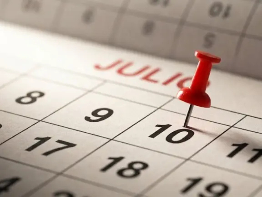Calendario de julio de 2026 con el feriado del 9 de julio y el viernes 10 como día laboral en Argentina.