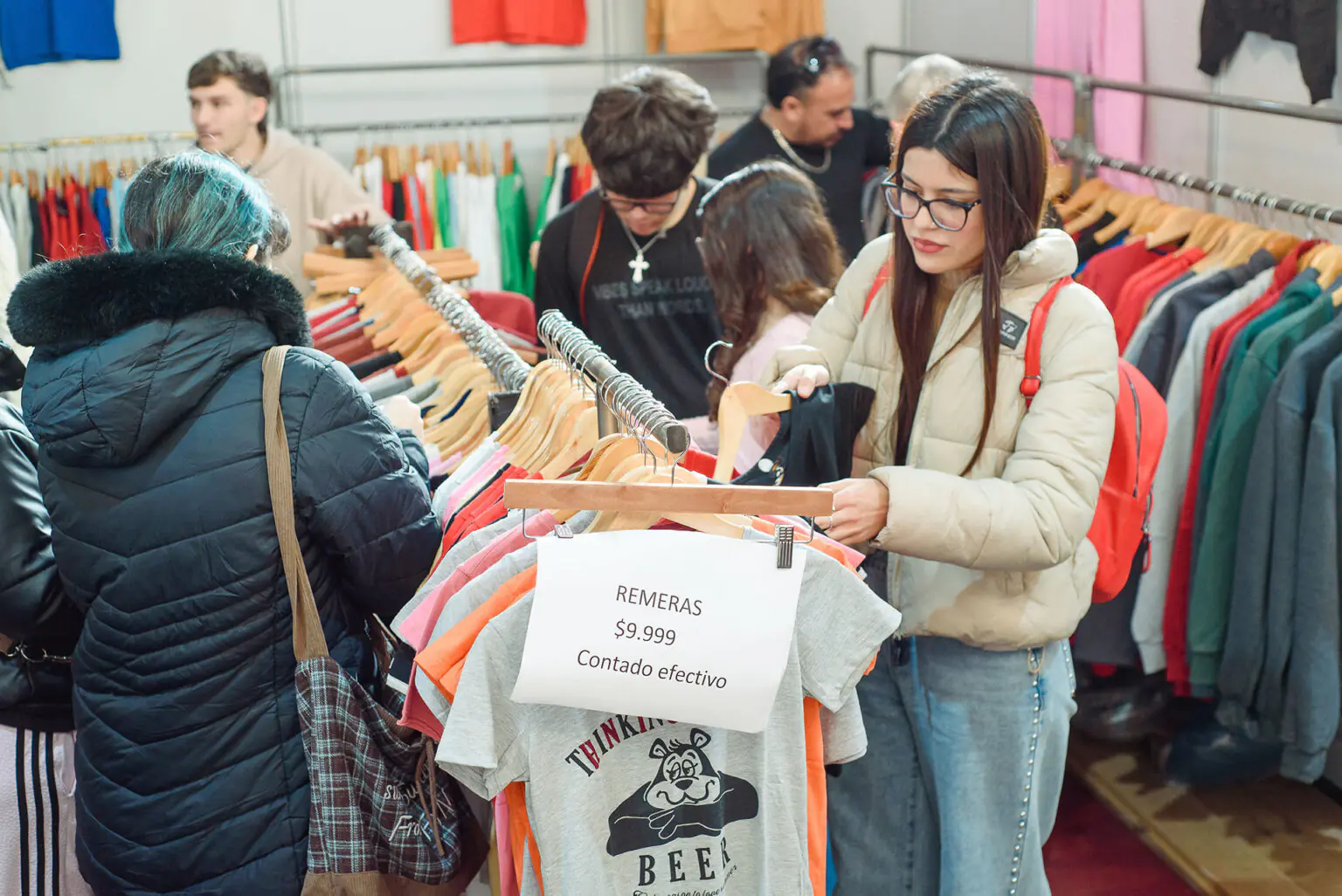 Súper Outlet San Lorenzo: gran afluencia de vecinos y ofertas en el Centro Cultural.