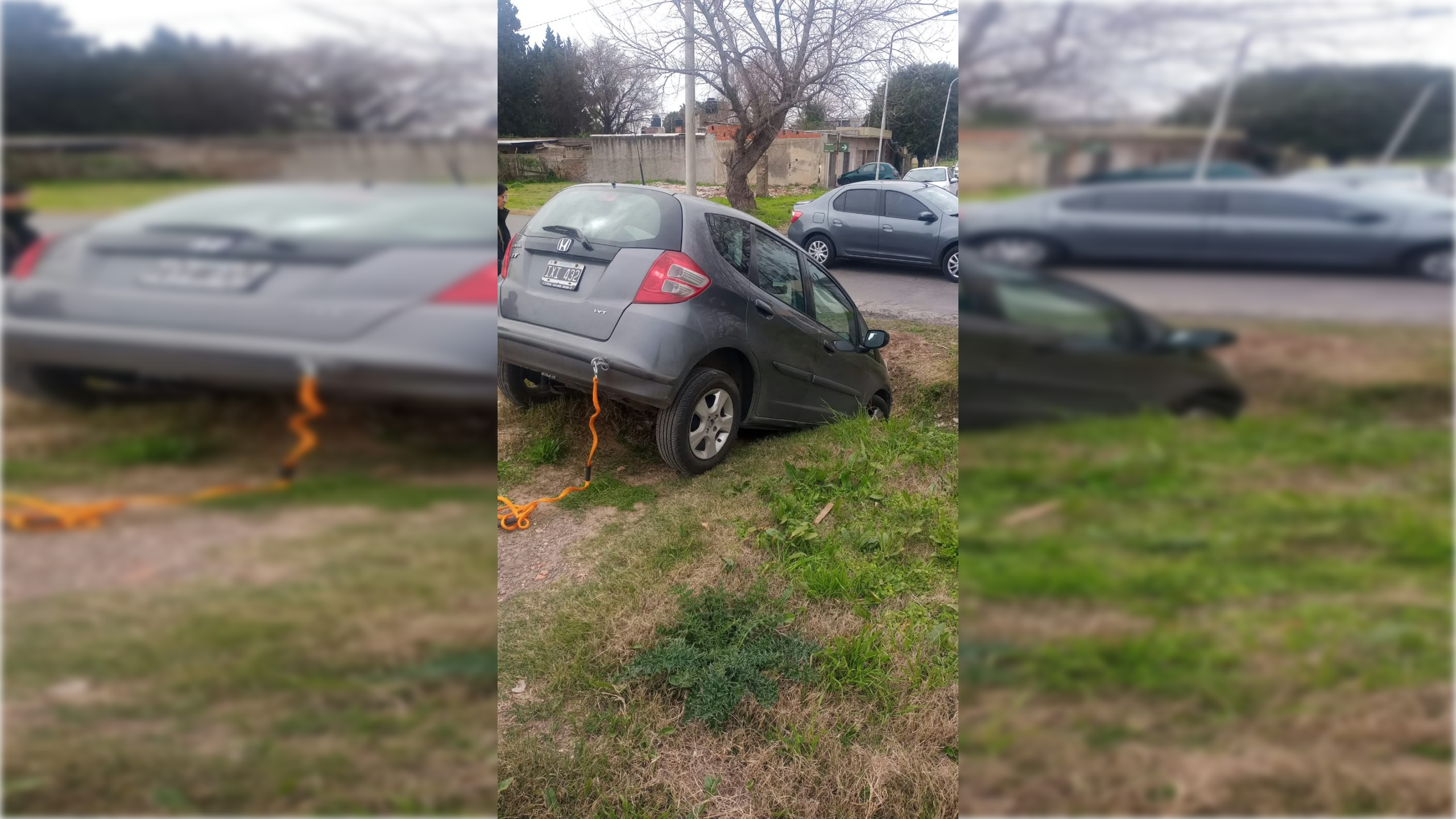 Quiso evitar la espera del tren y terminó con el auto dentro de una cuneta en San Lorenzo