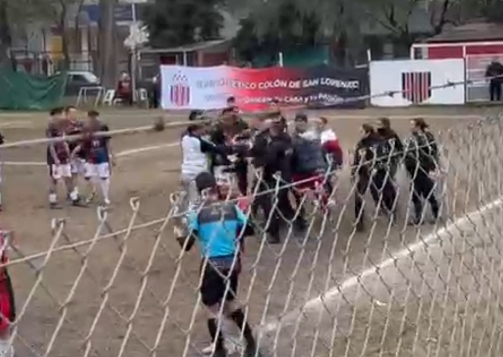 Bochorno en la Liga Sanlorencina: un jugador de Villa Felisa se enfrentó a golpes con la policía tras la derrota ante Colón