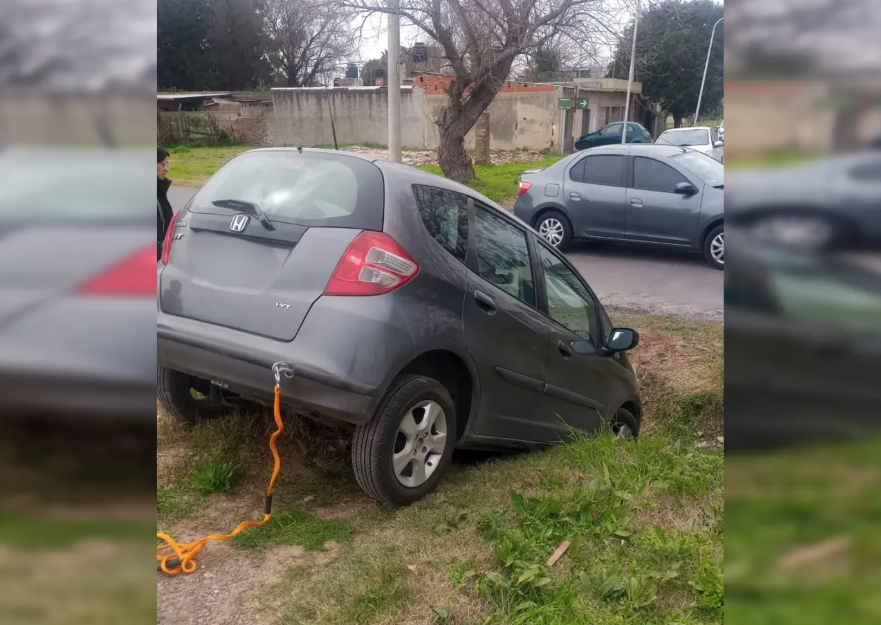 Quiso evitar la espera del tren y terminó con el auto dentro de una cuneta en San Lorenzo