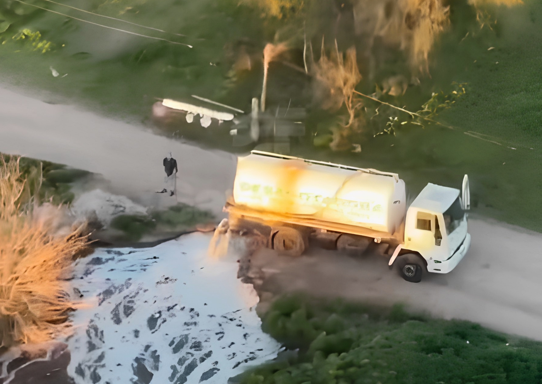 Detectaron a un camión atmosférico arrojando desechos cloacales a un arroyo en San Lorenzo
