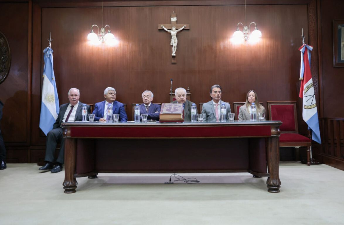 Fallo dividido: la Justicia santafesina no dice si el descuento a los jubilados es legal, pero tumba el tope a los haberes más altos