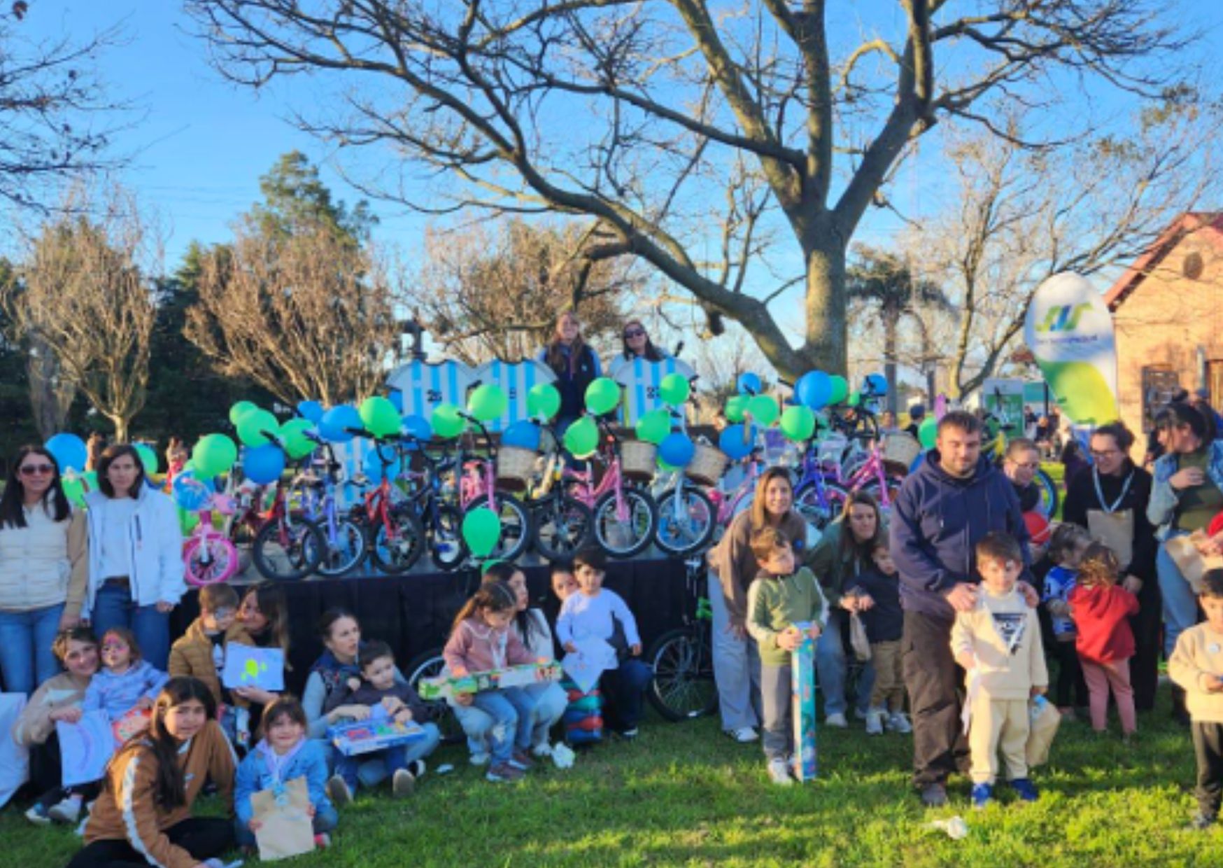 Tarde de fiesta en San Jerónimo Sud: el predio del ferrocarril se colmó de familias para celebrar el Mes de las Infancias