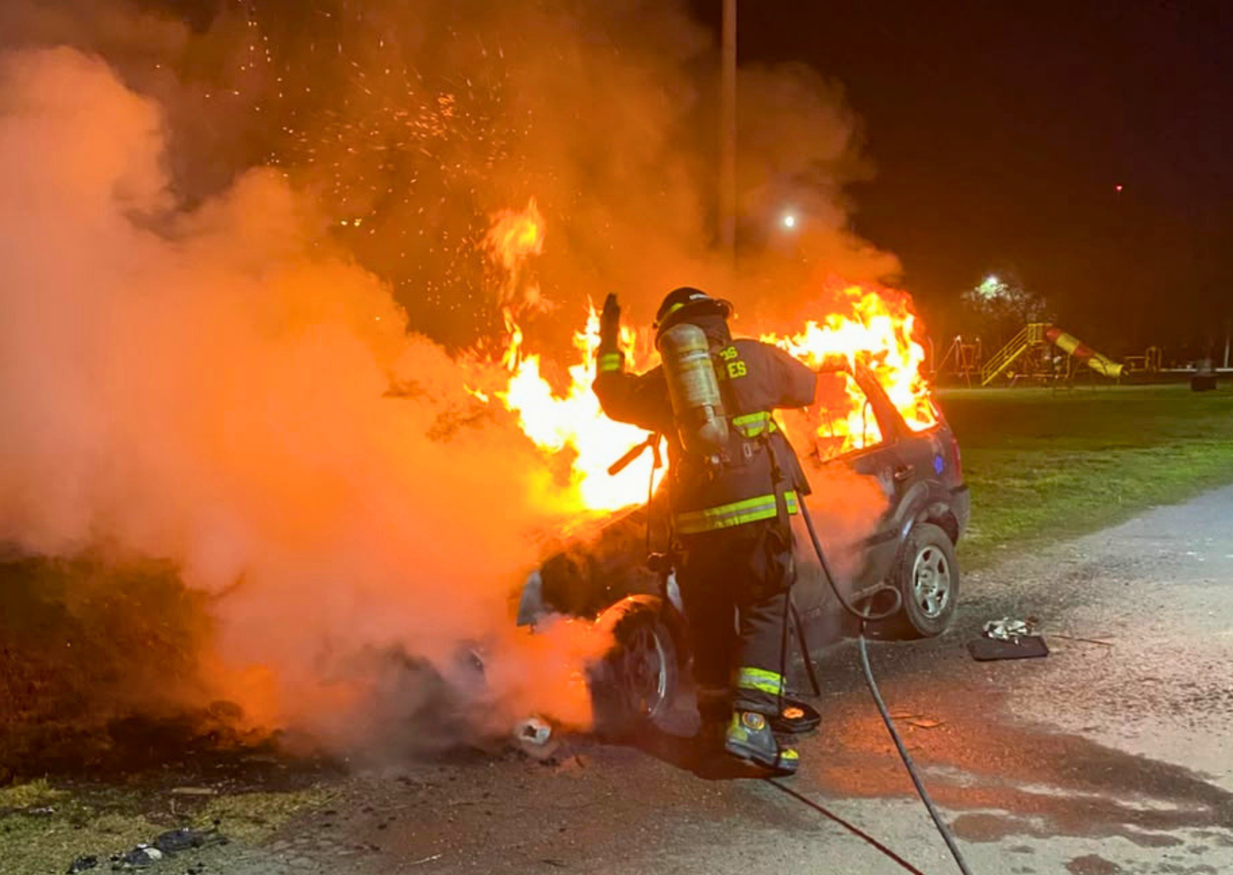Pérdidas totales: se incendió por completo una camioneta en la madrugada de San Lorenzo