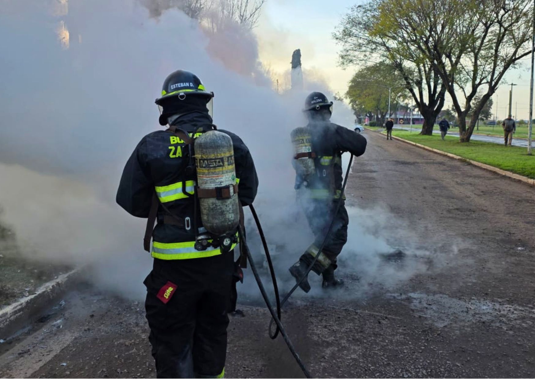 Susto y pérdidas totales en Aldao: se incendió un utilitario y su conductor sufrió quemaduras leves