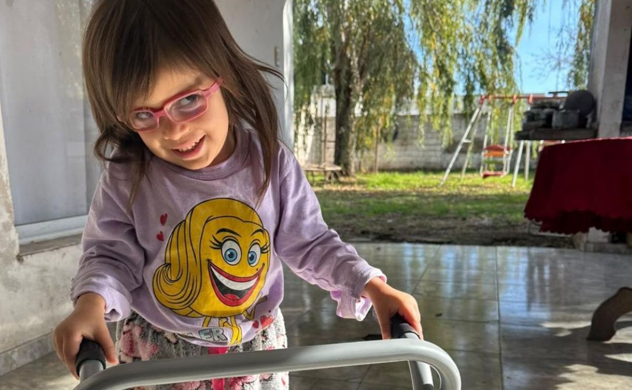 Maia tiene seis años, camina con un andador y encontró en sus compañeros una ayuda que la emociona