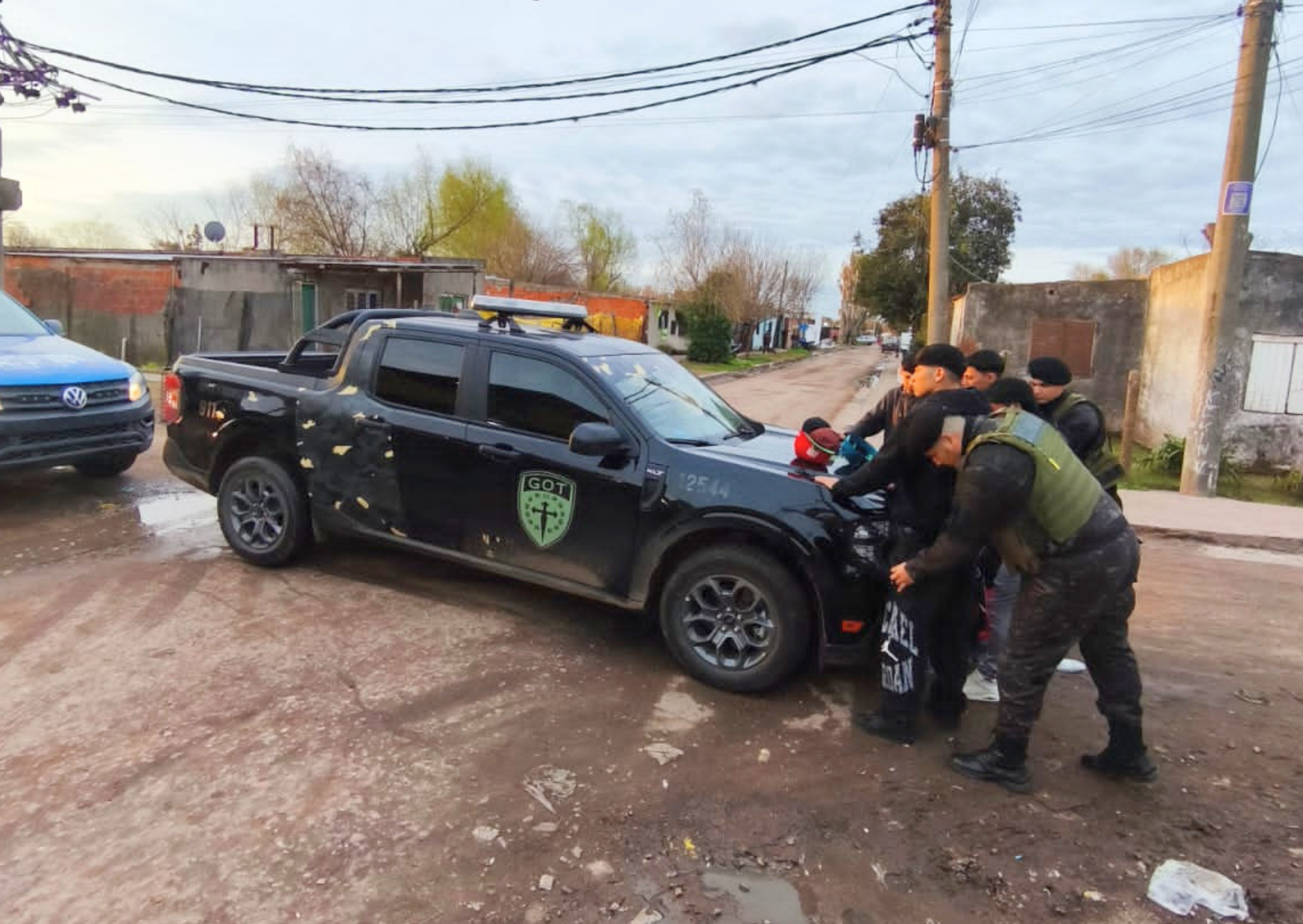Operativo de saturación en Fray Luis Beltrán: identificaron a más de 130 personas, remitieron vehículos y hubo un detenido
