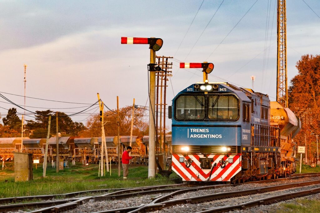 Formación del tren Belgrano Cargas en una de sus líneas ferroviarias en el interior del país.