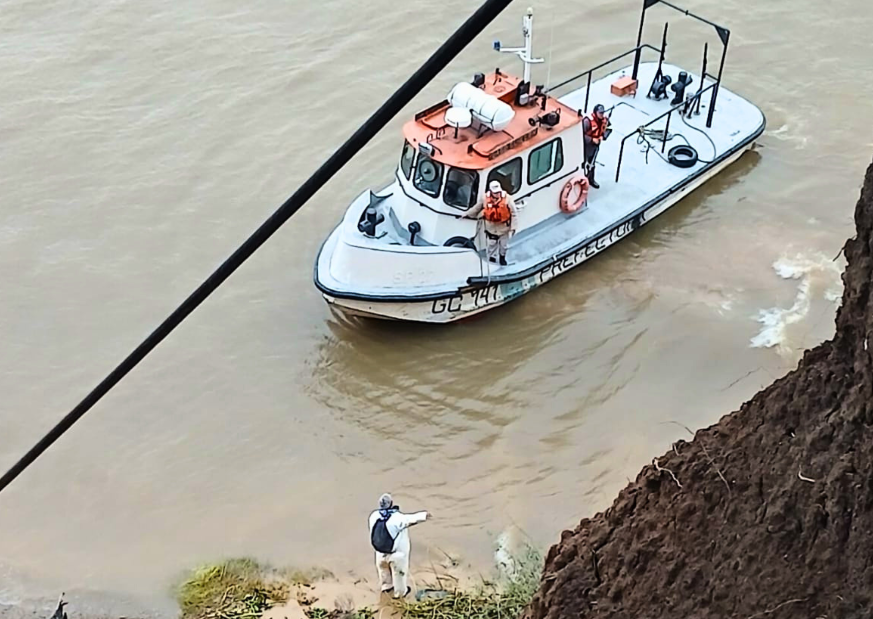 Timbúes: Quedó atrapado en la barranca del río tras la lluvia y tuvieron que rescatarlo en lancha