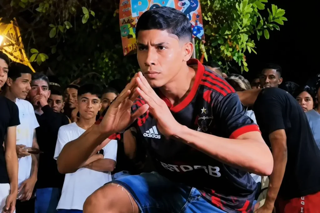 Jóvenes participan de una batalla de farmear aura