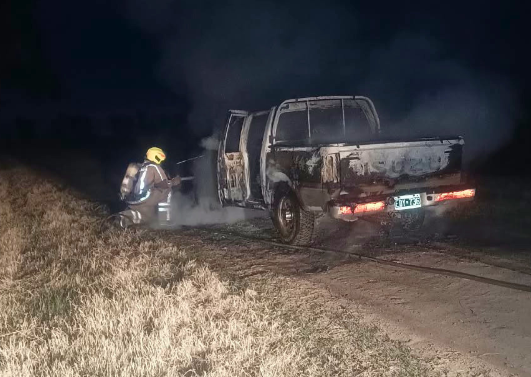 Incendio vehicular en la zona rural de Luis Palacios: un automóvil se quemó detrás del cementerio