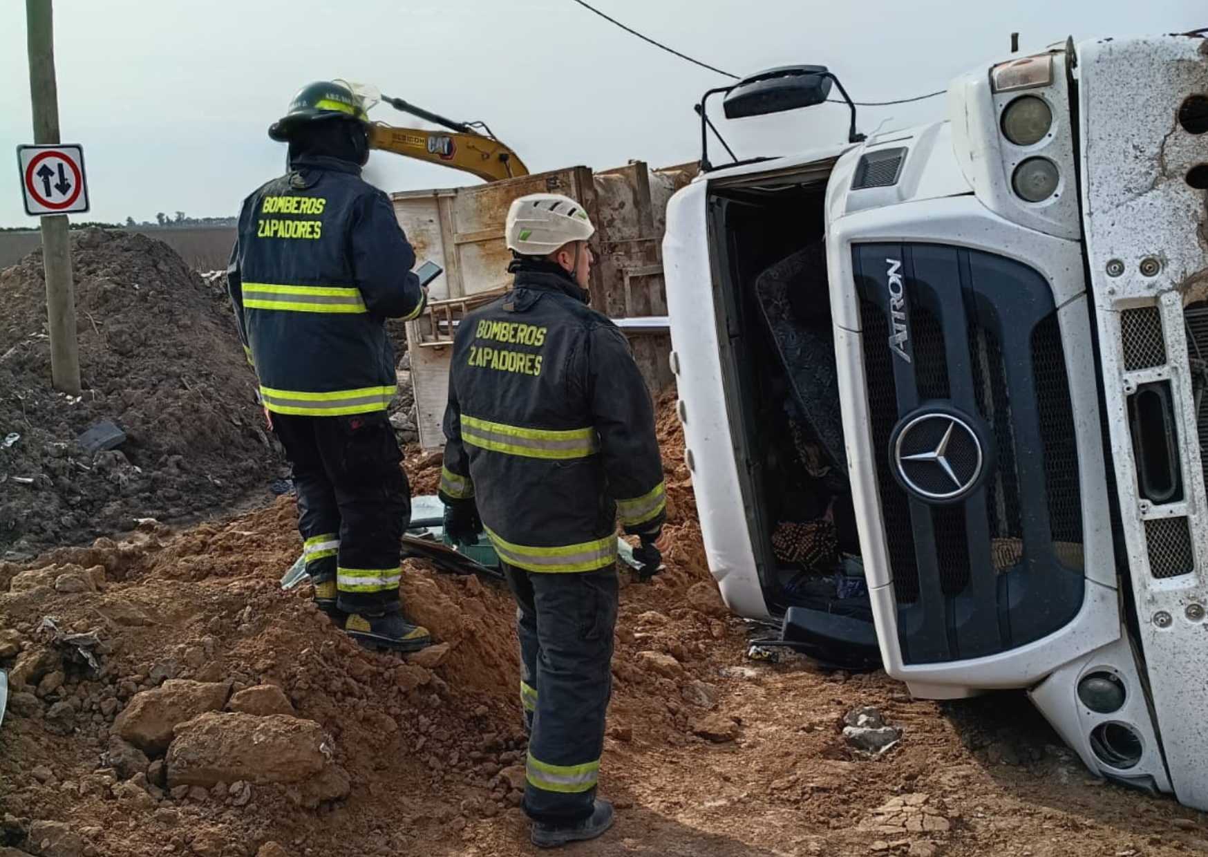 Un camión volcó en el predio de una empresa en Ricardone y su chofer debió ser asistido