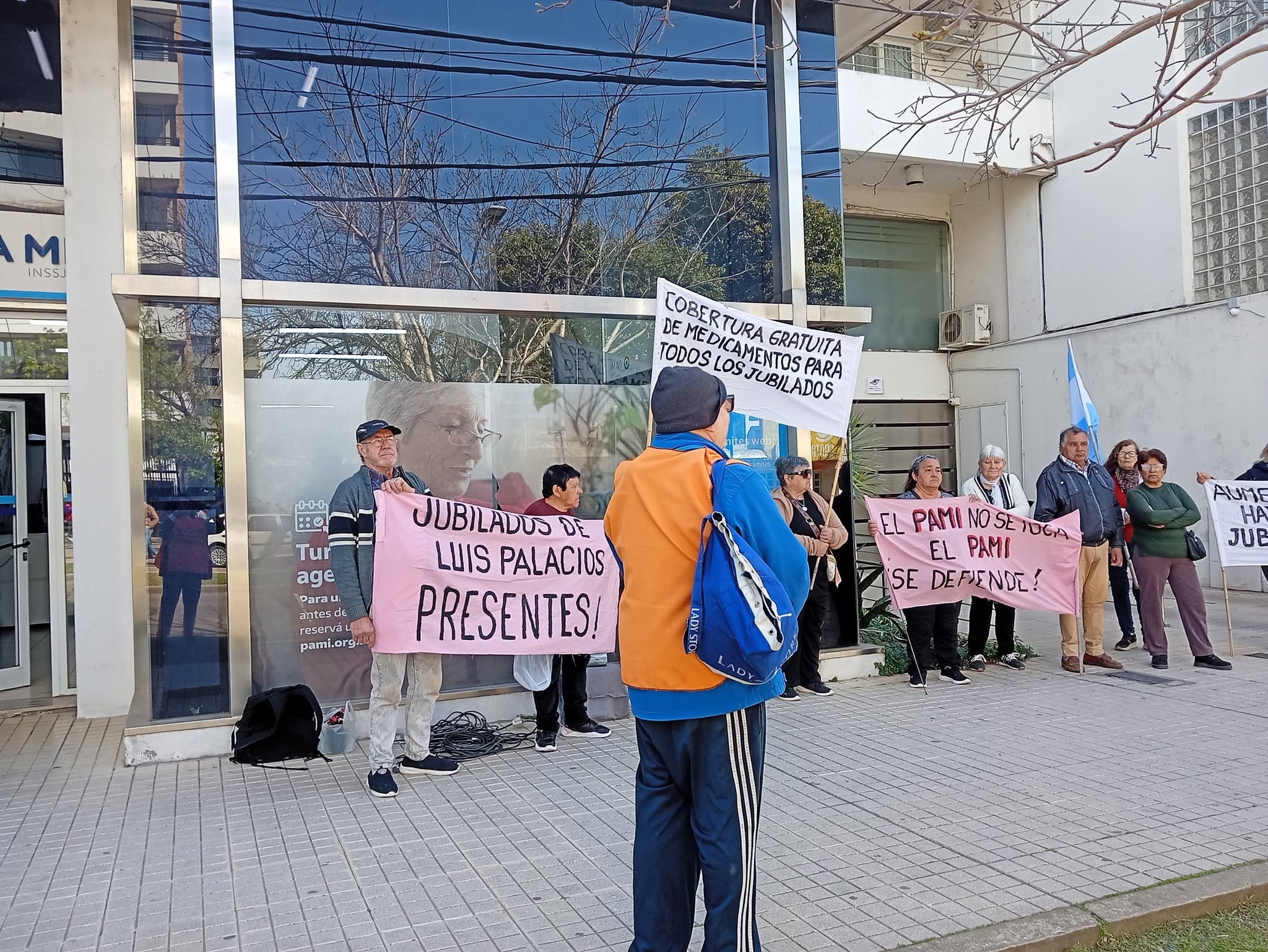 Jubilados del Cordón Industrial llevaron sus reclamos a la sede de PAMI en San Lorenzo