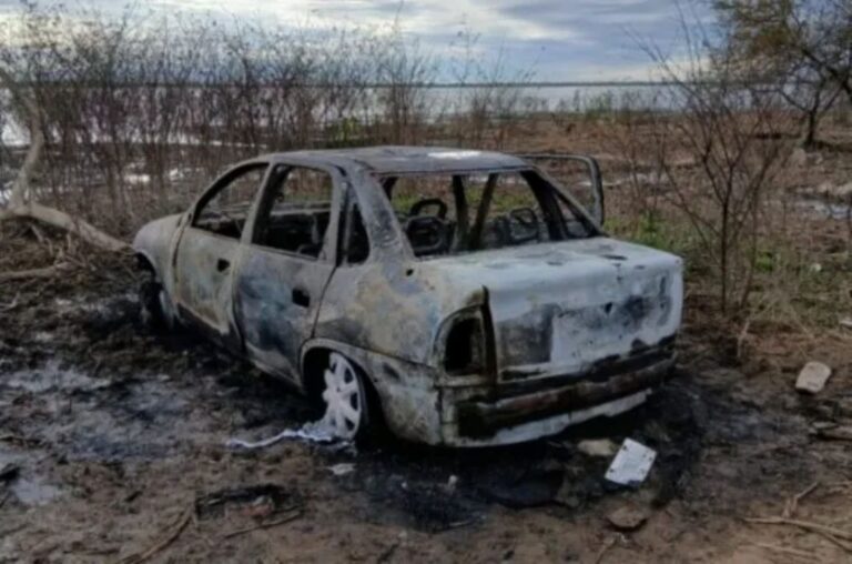 Auto calcinado encontrado a orillas del río Paraná